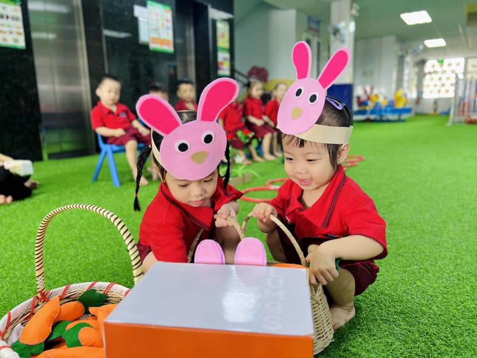 Giờ chơi của bé: Nhặt cà rốt tặng bạn thỏ!