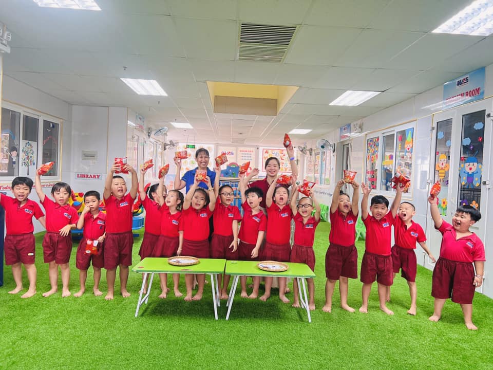 Một buổi hoạt động ngoài trời thật sôi động và đầy tiếng cười của các bé yêu khối Lá với trò chơi tiếng Anh mang tên “Our Breath – Our Words”