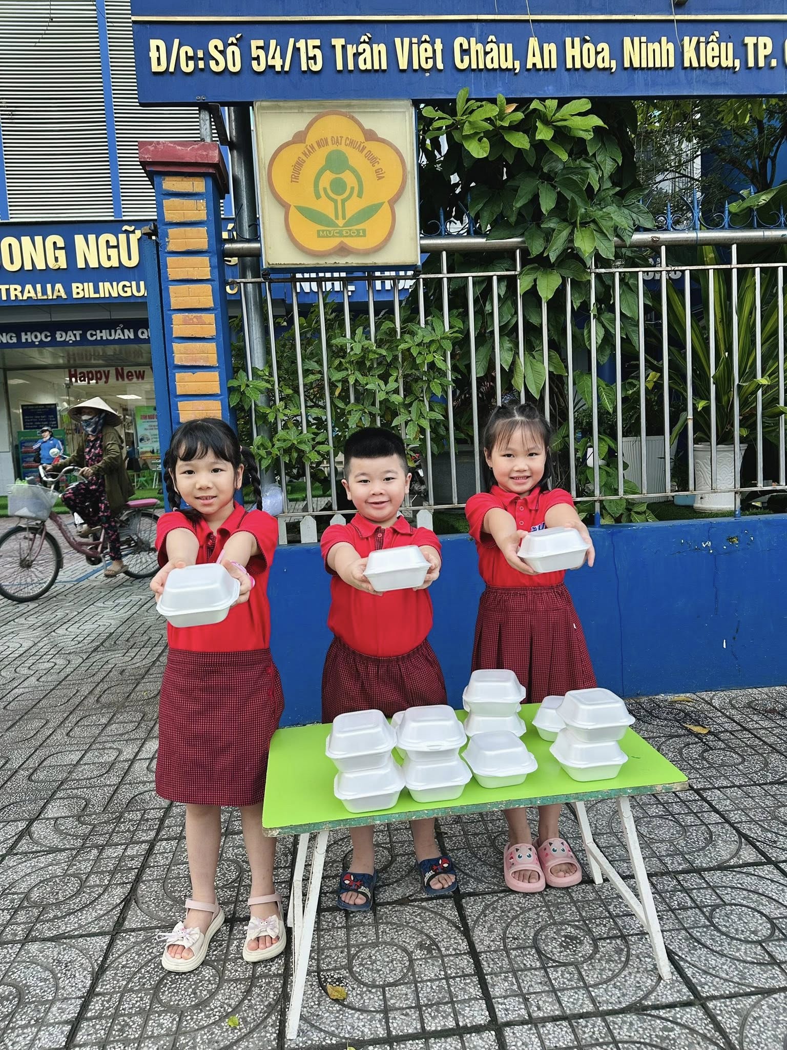 Hoạt động phát bánh bao – Ấm lòng ngày Rằm tháng 10