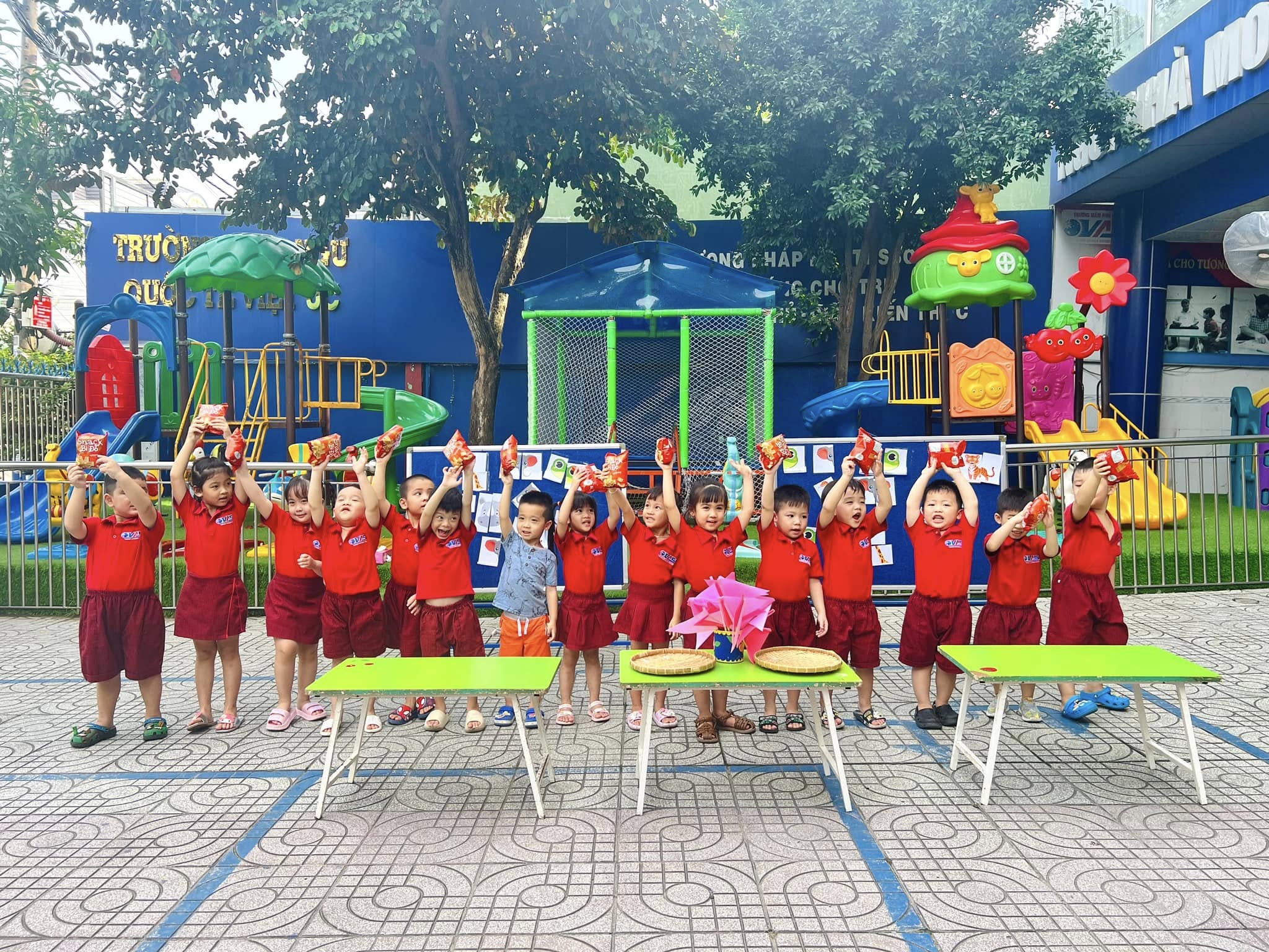 Sân trường hôm nay rộn ràng tiếng cười khi các bé yêu khối Chồi đã có một buổi học ngoài trời thật vui với chủ đề “My Perfect Body”